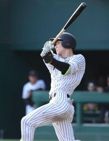 　５回、先制３ランを放つ栄枝（撮影・坂部計介）