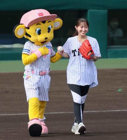 始　球式に臨む読売テレビ・佐藤佳奈アナウンサー（２７日）