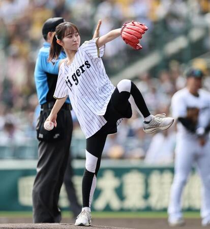 　始球式をする佐藤佳奈アナ（２７日）