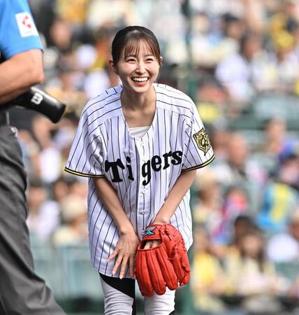 　始球式を終え笑顔を見せる読売テレビの佐藤佳奈アナウンサー（２７日）