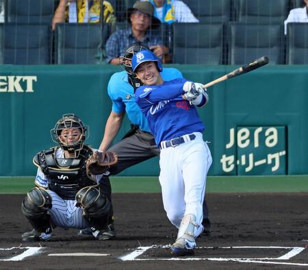 　６回、先制ソロを放つ山本＝２７日