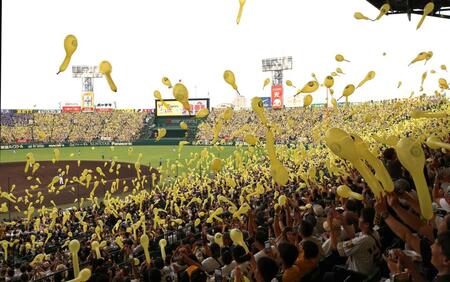 　７回、甲子園でジェット風船が舞い上がる（撮影・北村雅宏）