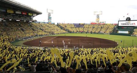 　７回、ジェット風船で彩られた甲子園（撮影・北村雅宏）