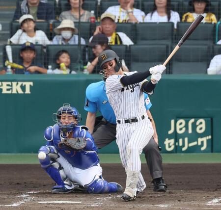 　２回、中前打を放つ坂本（撮影・立川洋一郎）