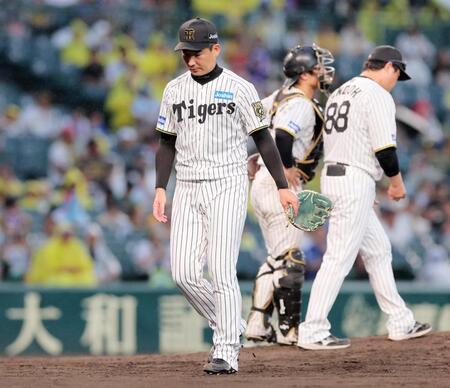 　９回、勝ち越しを許し降板する岩崎
