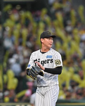 　７回を無失点に抑えベンチに戻る及川（撮影・西田忠信）