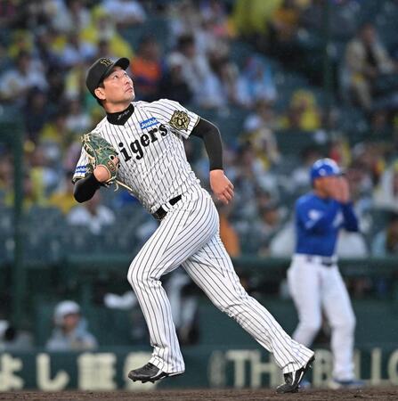 　９回、福永に勝ち越し打を許す岩崎（撮影・西田忠信）