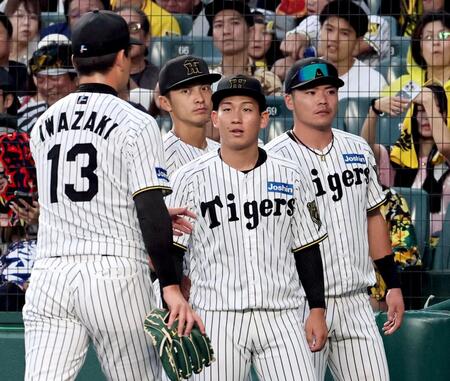 　９回、逆転を許し降板する岩崎を迎える伊原（中央）＝撮影・田中太一