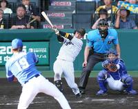 　７回、右翼線へ二塁打を放つ近本（撮影・立川洋一郎）