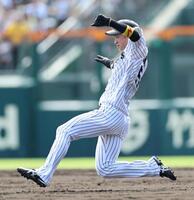 　３回、中野の打球で二塁へすべり込む近本（撮影・田中太一）