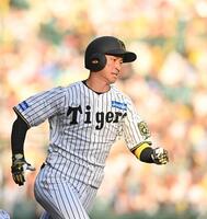 　７回、右翼線への打球で激走する近本（撮影・西田忠信）