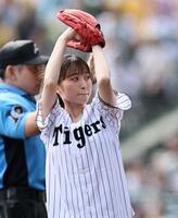 　始球式をする佐藤佳奈アナ（２７日）
