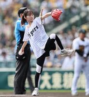 　始球式をする佐藤佳奈アナ（２７日）