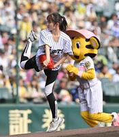 　始球式を務める読売テレビの佐藤佳奈アナウンサー（２７日）