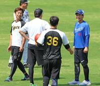 　練習中の阪神投手陣に歩み寄って談笑する中日・山本（右）＝撮影・立川洋一郎