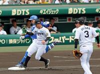 　１回、一塁への内野安打で出塁する岡林（撮影・立川洋一郎）
