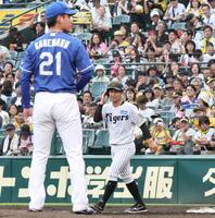 　金丸（手前）から安打を放った伊原（撮影・田中太一）