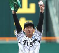 　１回、両腕を上げる伊原（撮影・北村雅宏）