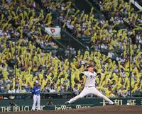 　７回、ジェット風船を背に力投する及川（撮影・西田忠信）