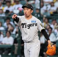 　８回、三走・岡林が帰塁できずアウトとなり、ピンチを切り抜けた石井（撮影・田中太一）