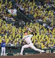 　７回、ジェット風船を背に力投する及川（撮影・西田忠信）