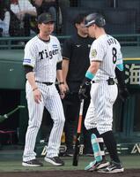 　試合が終了し整列に向かう藤川監督。右は最後の打者となって引き揚げる佐藤輝（撮影・立川洋一郎）