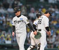 　９回、福永に勝ち越し打を許し、降板する岩崎（左）＝撮影・西田忠信