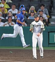 　９回、代打・福永に勝ち越し適時打を打たれ肩を落とす岩崎（撮影・立川洋一郎）