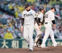 　９回、勝ち越しを許し降板する岩崎