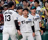 　９回、逆転を許し降板する岩崎を迎える伊原（中央）＝撮影・田中太一