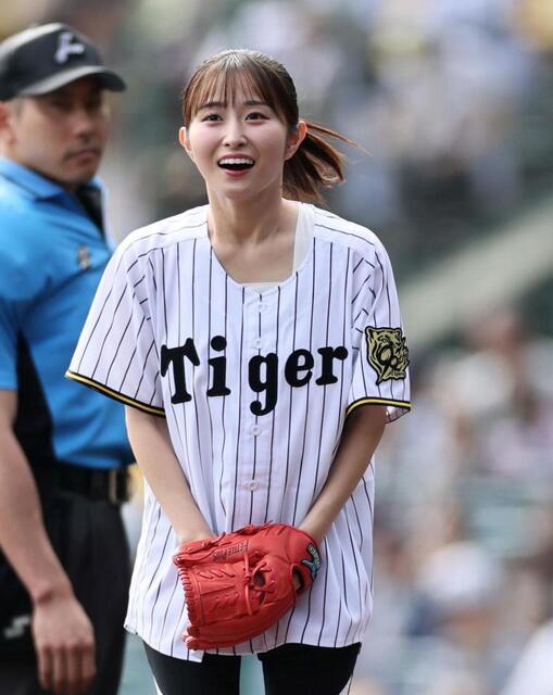 阪神 AKB合格アナの始球式が抜群の透明感 甲子園のマウンドで