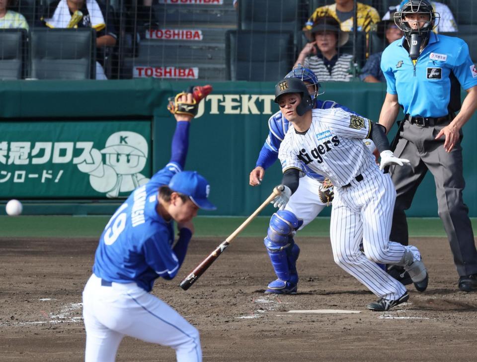 　４回、中前打を放つ坂本（撮影・立川洋一郎）