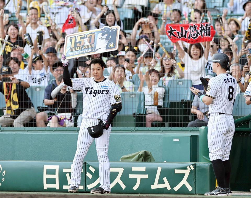 　７回、プロ通算１５０号を放ち、ファンの歓声に応える大山（撮影・田中太一）