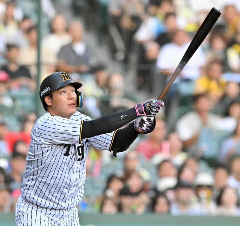 　３ランを放つ大山（撮影・西田忠信）