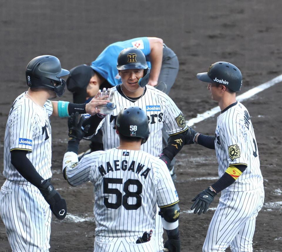 　７回、３ランを放ち、ナインとタッチを交わす大山（中央）＝撮影・北村雅宏