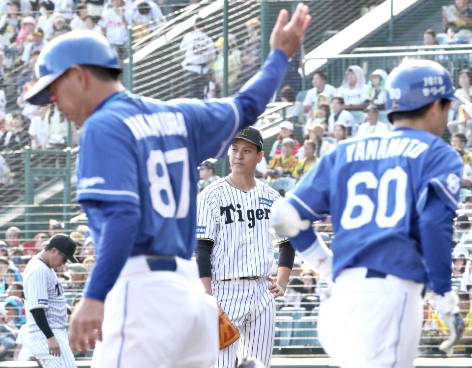 　６回、山本（右手前）にソロを許した大竹（撮影・田中太一）