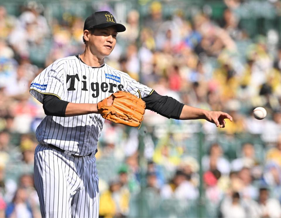 　２回、福永の打球が直撃するも投ゴロに仕留める大竹（撮影・西田忠信）