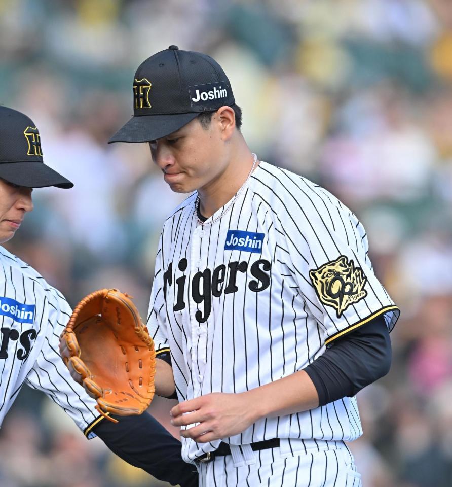 　４失点した６回を投げ終えベンチに戻る大竹（撮影・西田忠信）