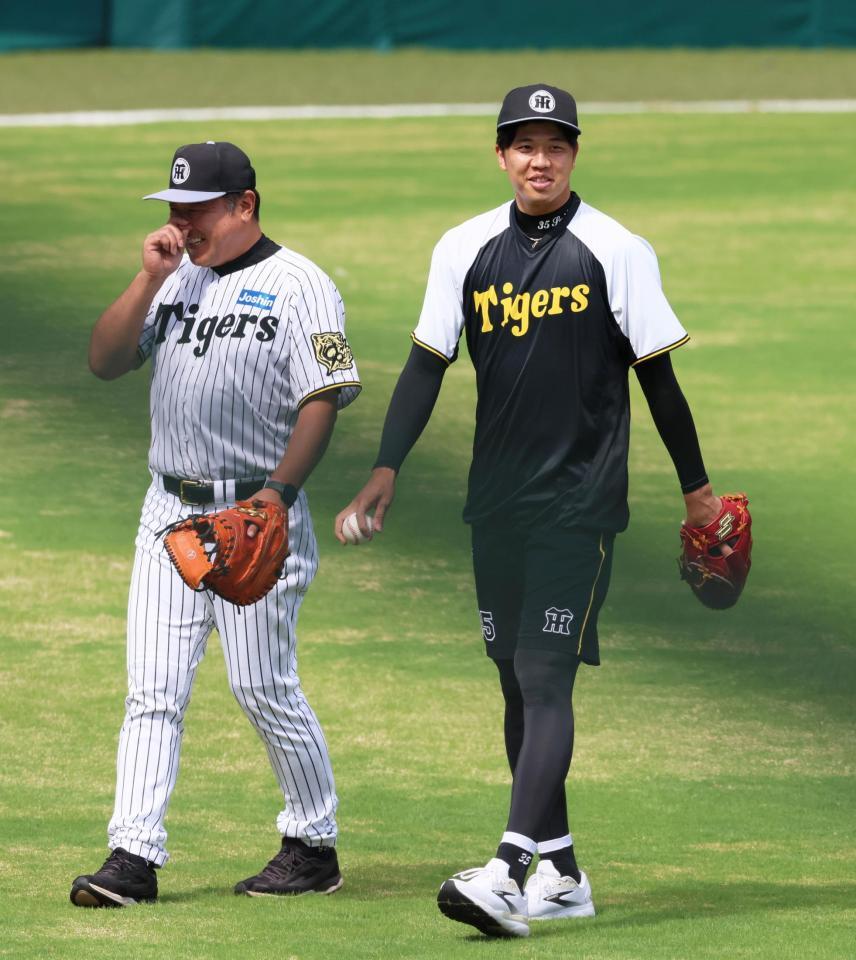 　キャッチボールを終えて引き揚げる才木（右）＝撮影・立川洋一郎