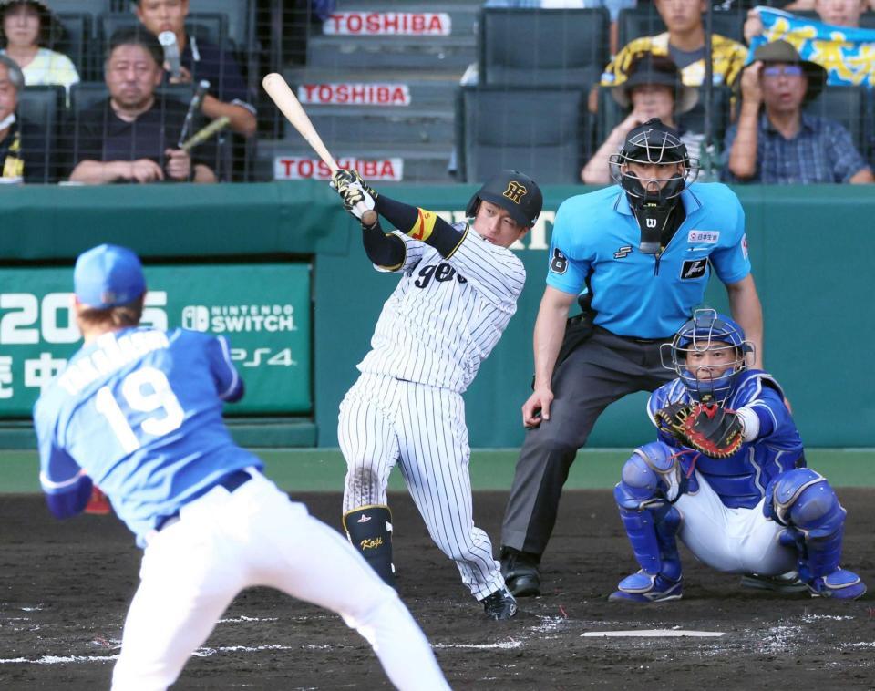 　７回、右翼線へ二塁打を放つ近本（撮影・立川洋一郎）