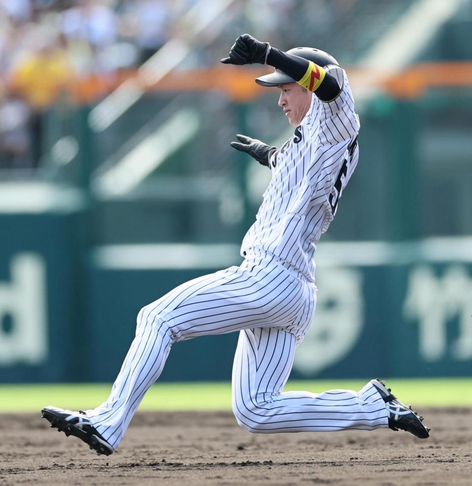 　３回、中野の打球で二塁へすべり込む近本（撮影・田中太一）