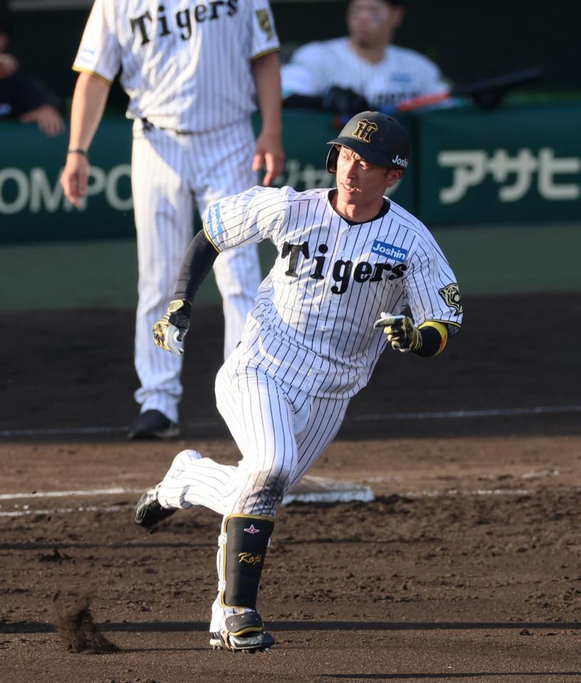 　７回、右翼線へ安打を放ち二塁へ駆ける近本（撮影・立川洋一郎）