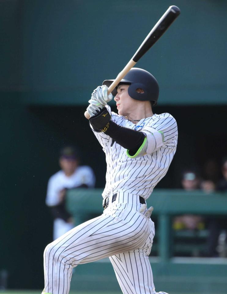 　５回、先制３ランを放つ栄枝（撮影・坂部計介）