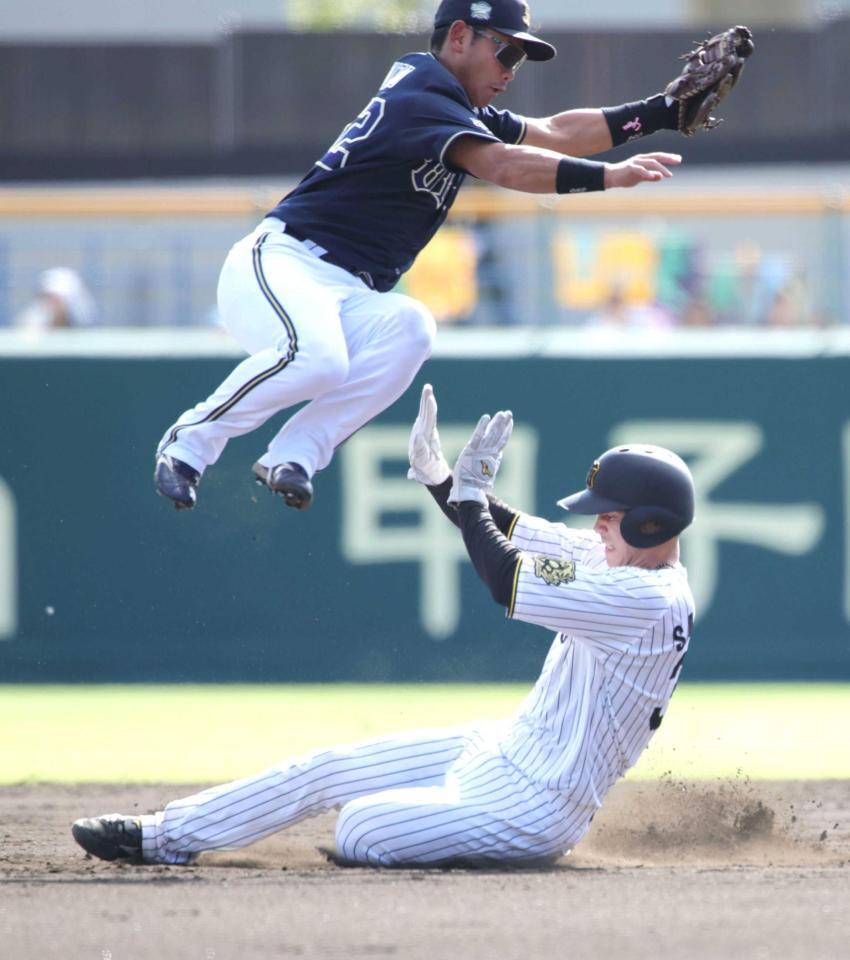 　２回、二盗を決める栄枝（撮影・坂部計介）