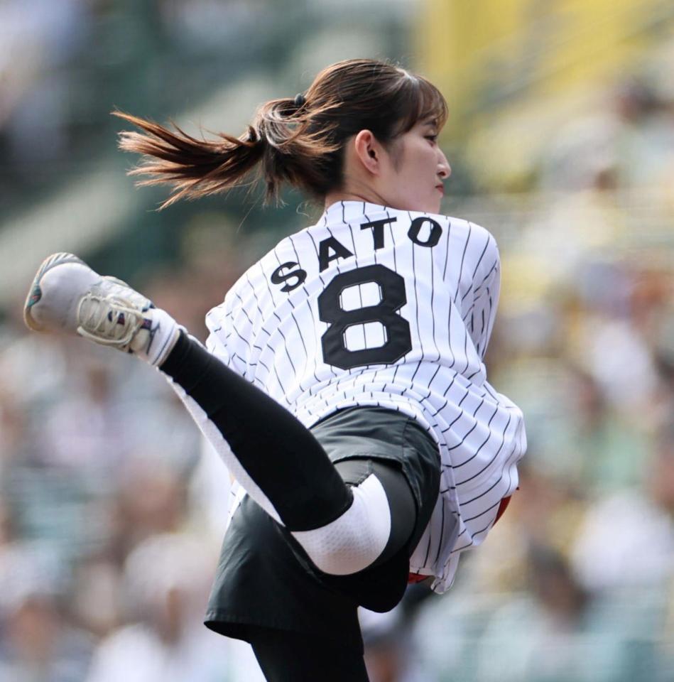 　始球式をする佐藤佳奈アナ（２７日）