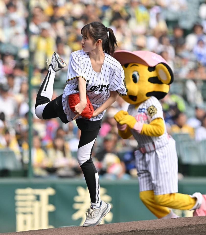 　始球式を務める読売テレビの佐藤佳奈アナウンサー（２７日）