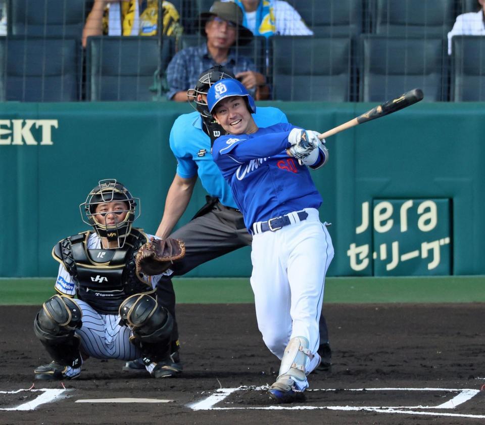 　６回、先制ソロを放つ山本＝２７日