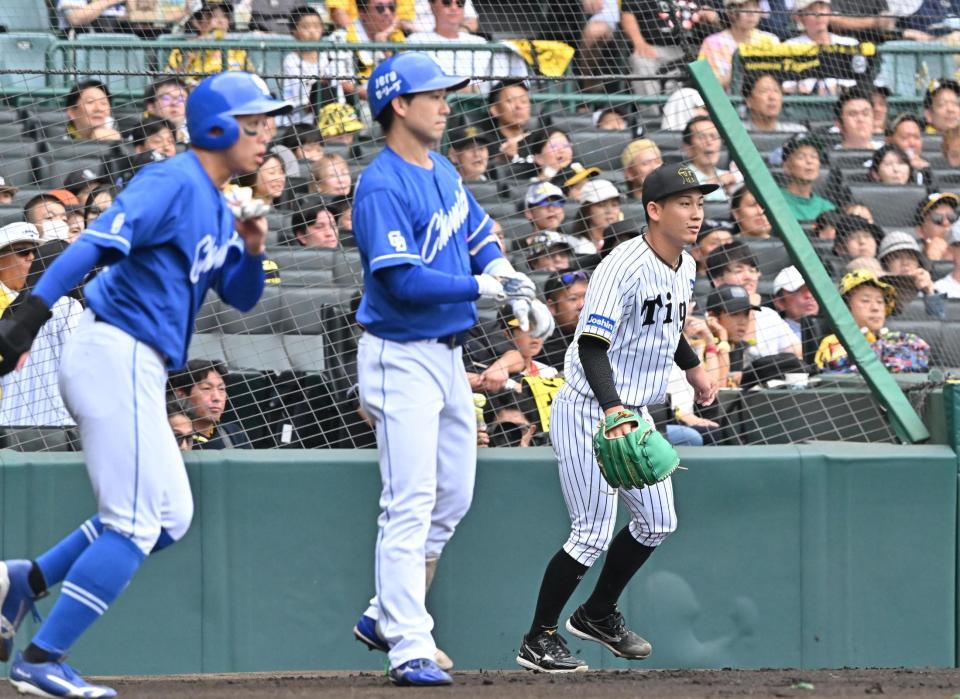 　１回、ボスラーに先制打を許した伊原（右）＝撮影・西田忠信