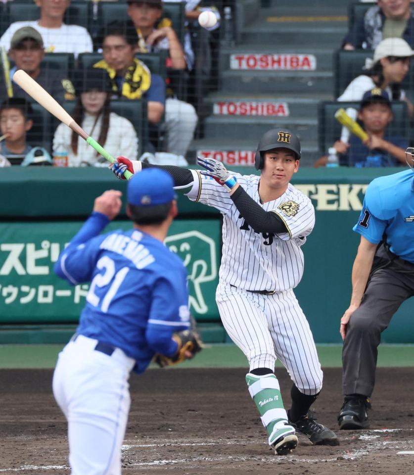 　２回、中前打を放つ伊原（撮影・立川洋一郎）