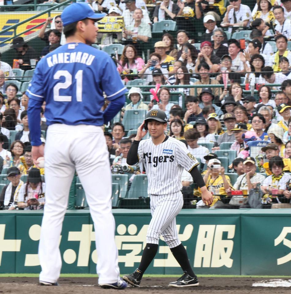 　金丸（手前）から安打を放った伊原（撮影・田中太一）